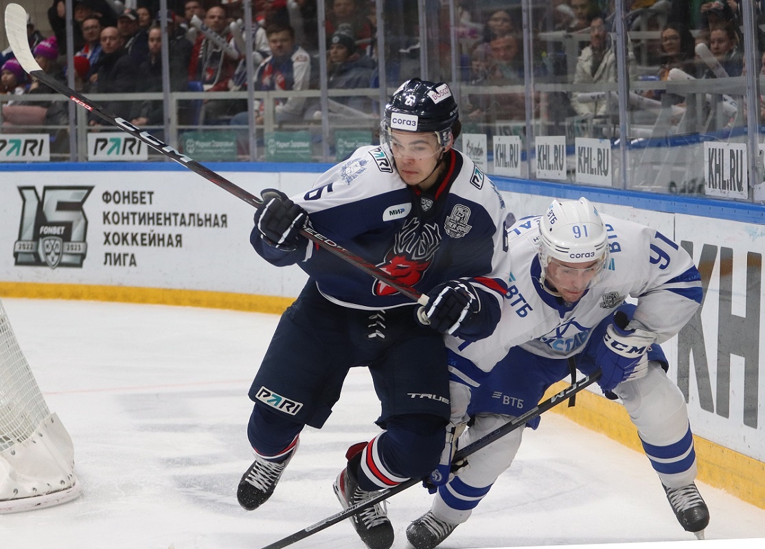    Снимок от 10 марта 2023 года: Богдан Конюшков по-прежнему в «Торпедо», а Джордан Уил – в московском «Динамо», причём нынешняя зарплата канадского форварда – 80 миллионов рублей за сезон