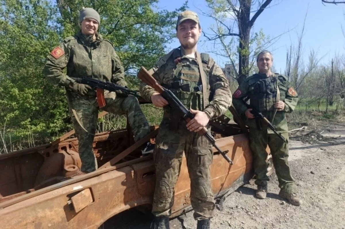    Жизнь Данилы разделилась на «до» и «после». На фото с сослуживцами он - в центре.