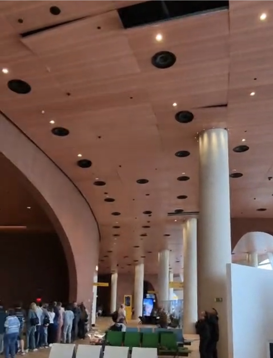 Аэропорт, падают панели потолка при землетрясении