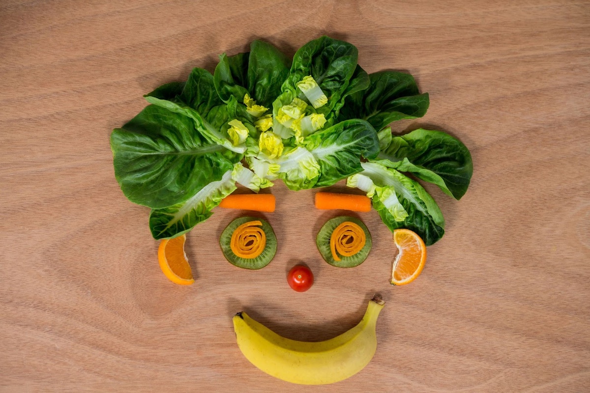 Источник изображения: freepik.com/free-photo/smiley-face-made-fruits-vegetables_991364.htm
