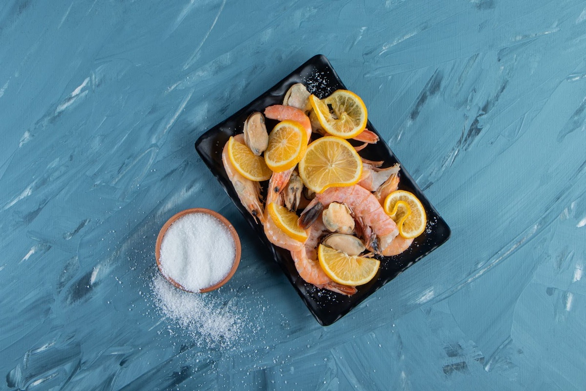 Источник изображения: freepik.com/free-photo/sliced-lemons-shrimps-platter-salt-bowl-marble-surface_17298374.htm