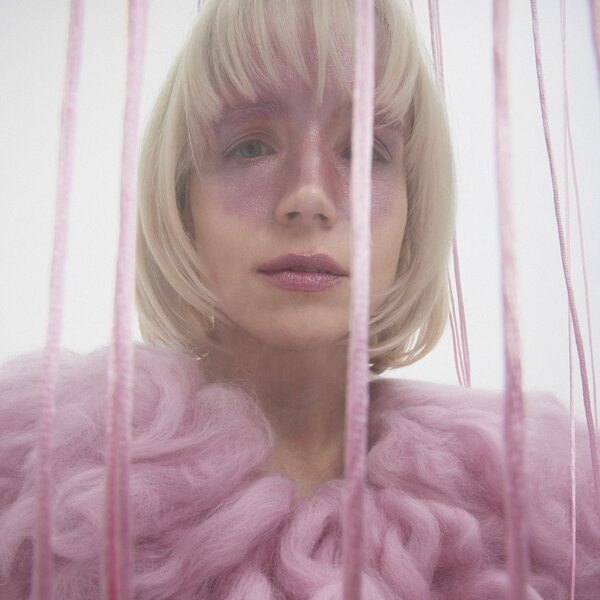     Шура Кузнецова стала матерью и выпустила акустическую «Птичку»