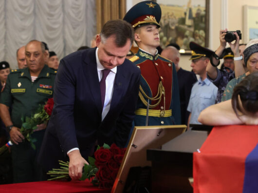    Юрий Слюсарь принял участие в прощании с погибшими в Сальске при разминировании БПЛА саперами // фото: donland.ru