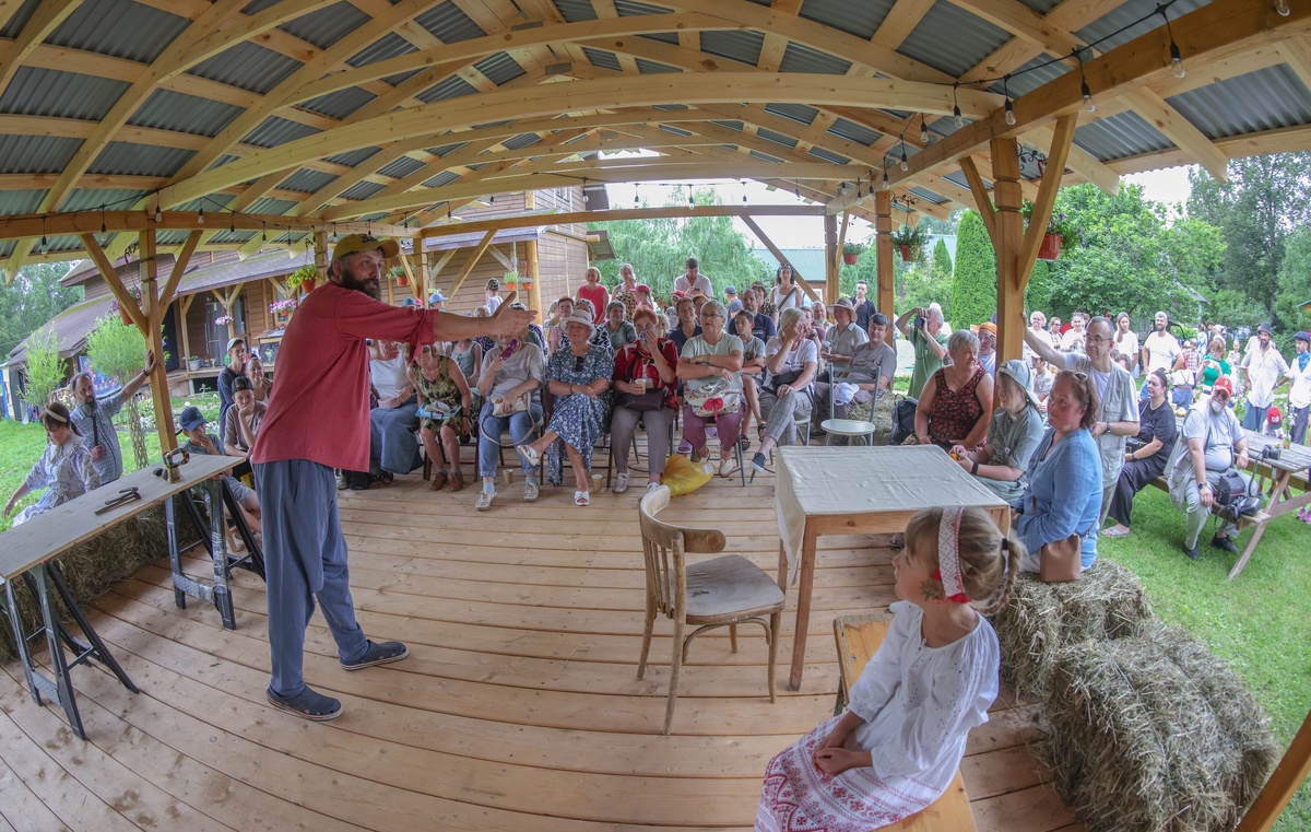    Юрий Макеев построил летнюю сцену и планирует зимнюю. / Сергей Куксин