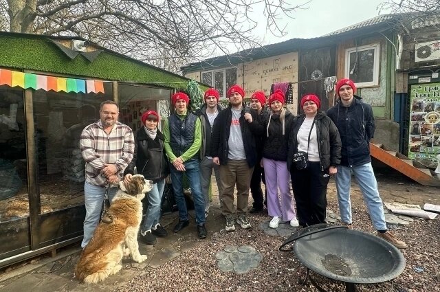    Приюту помогают волонтёры. Это обычные люди, зоозащитники, иногда сотрудники разных организаций города. Фото: Из личного архивa/ Илья Нурутдинов.