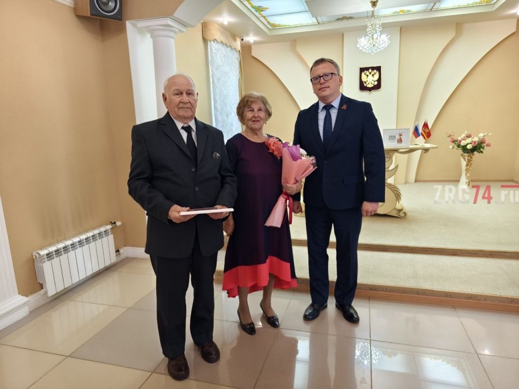 Замглавы округа Артём Дьячков (справа) поздравил Геннадия Ивановича и Зою Кирилловну Старостиных