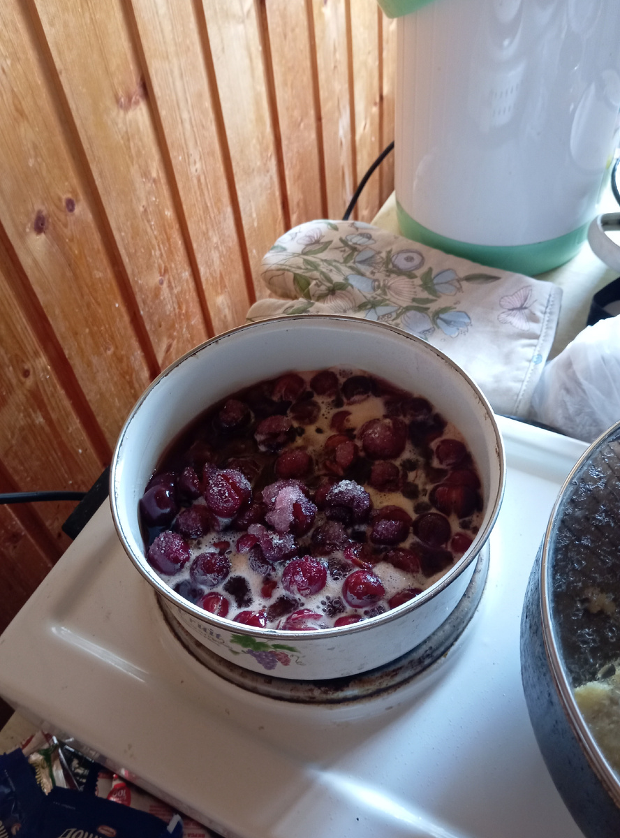 Ягоды вишни на плите  Фото Мурзилки