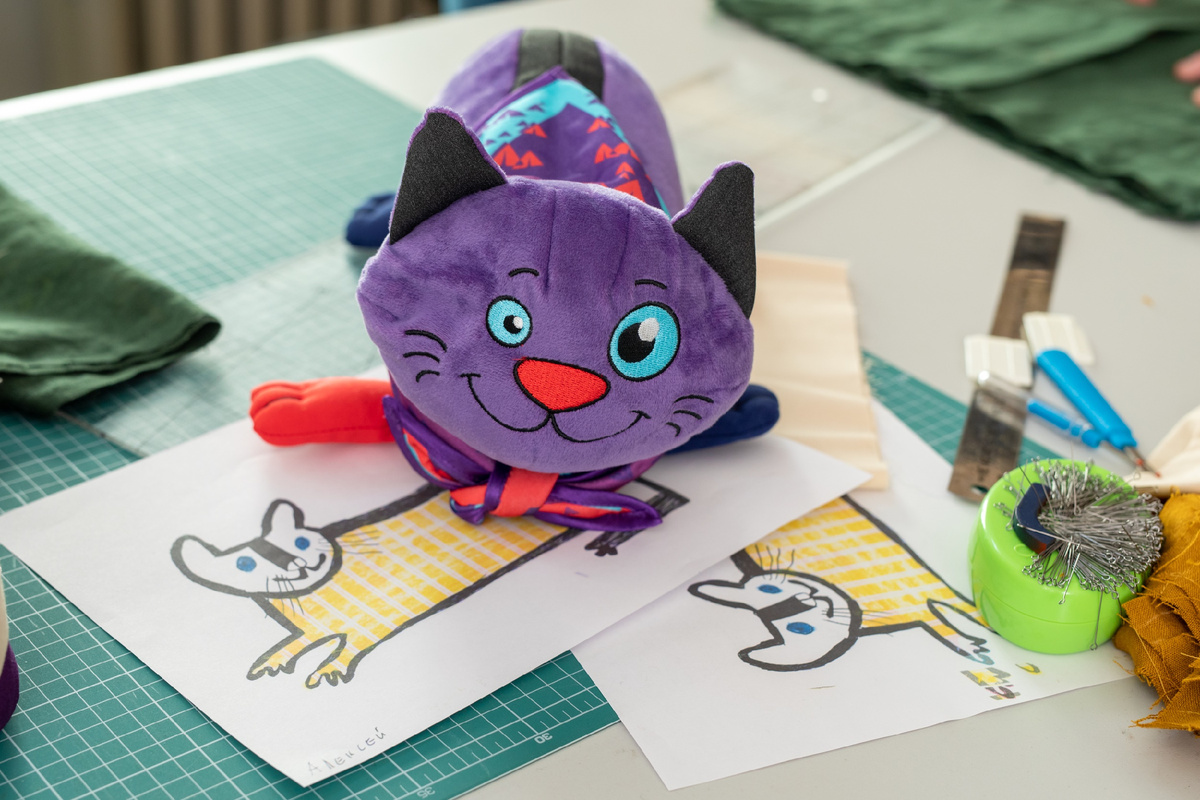 Антистресс-подушка Smartavia поможет справиться с нежелательными эмоциями перед полетом и во время его пассажирам аутистам. И не только им. Фото: пресс-служба авиакомпании Smartavia