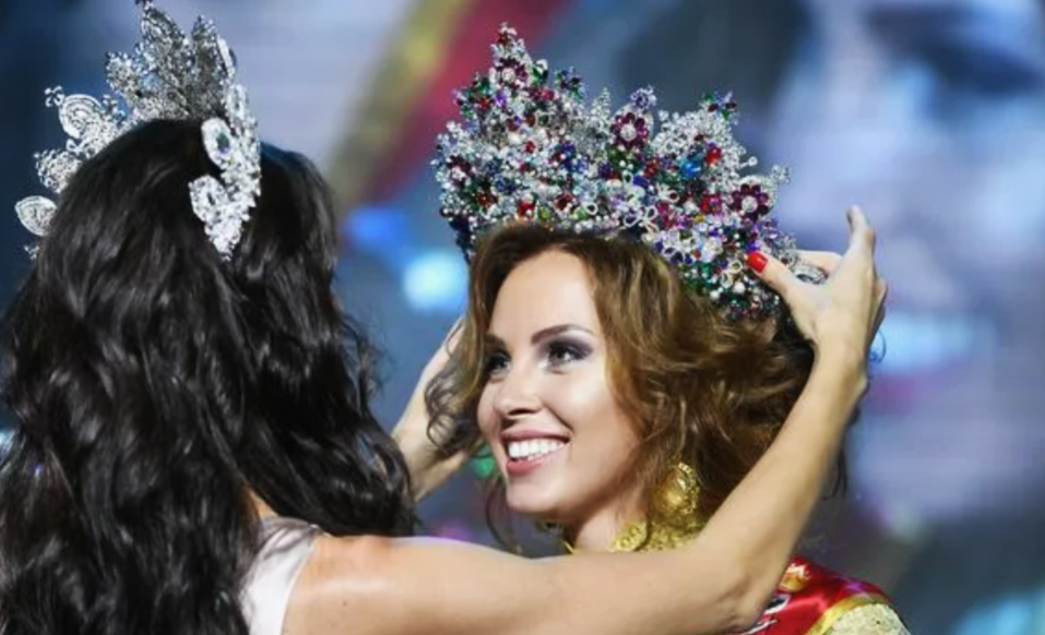 на фото Полина Диброва на конкурсе 