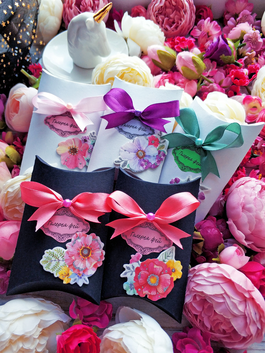 Эти коробки я делаю сама из плотного картона, затем добавляю подходящий декор.