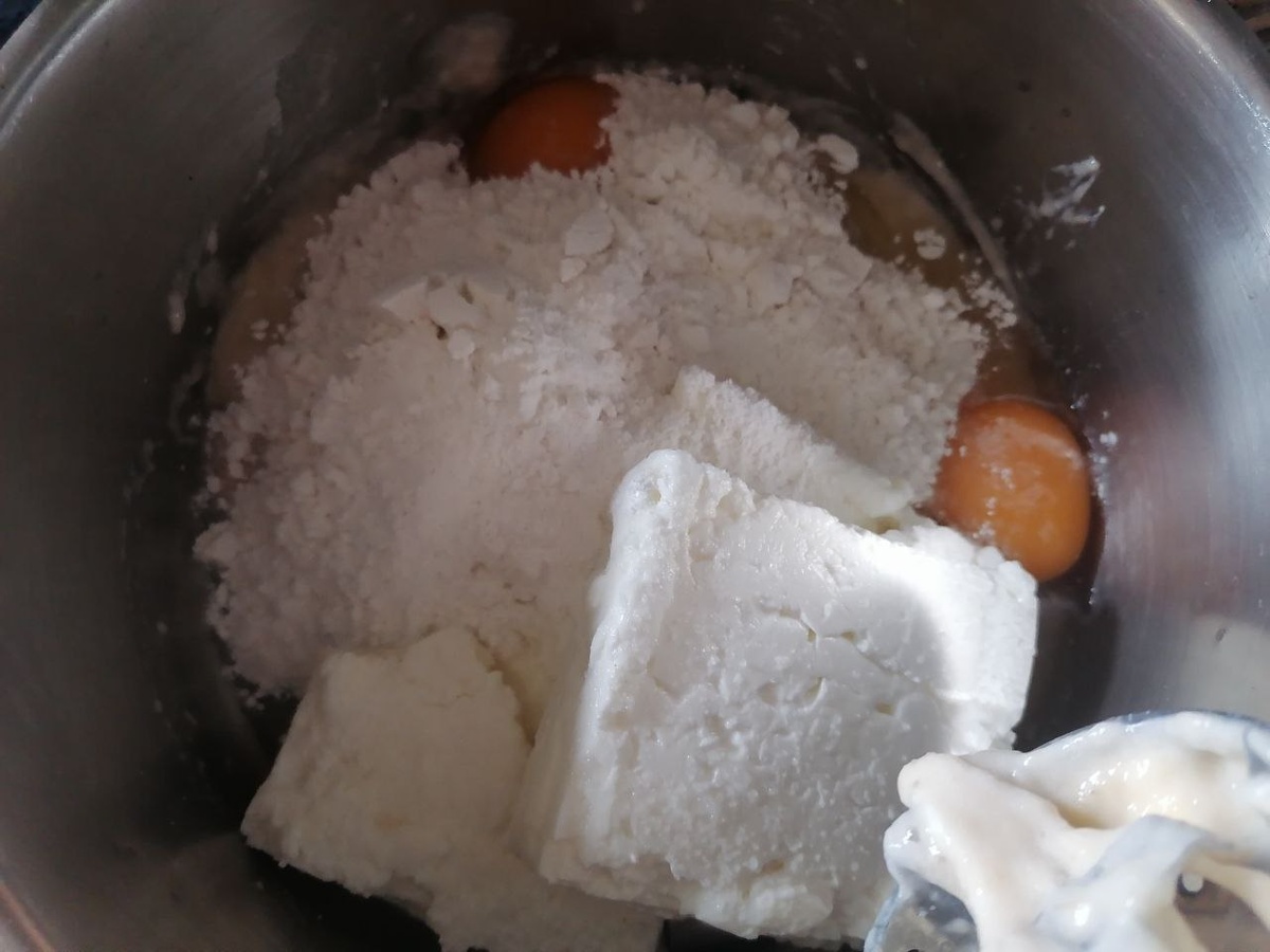 Поэтапные иллюстрации процесса приготовления сырников с бананами и рисовой мукой. Начало второго этапа - соединение вместе всех ингредиентов. Фото автора