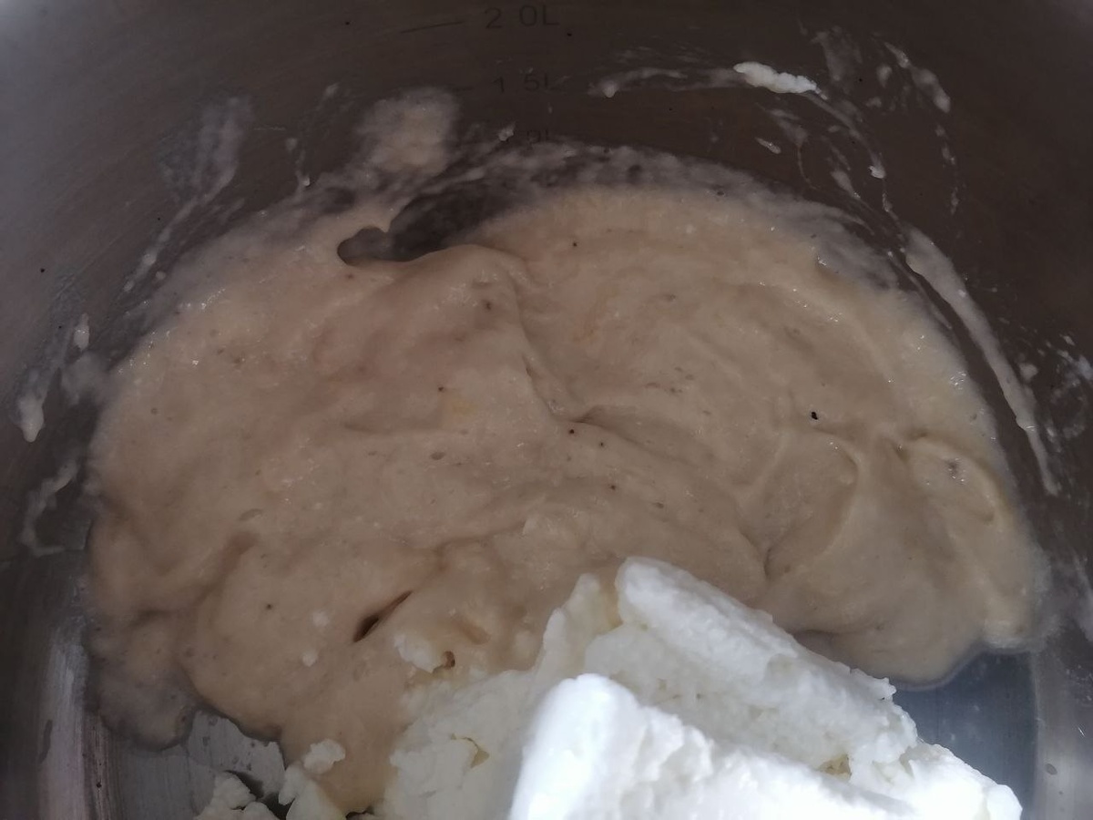 Поэтапные иллюстрации процесса приготовления сырников с бананами и рисовой мукой. Результат первого этапа - пюрированные бананы. Фото автора