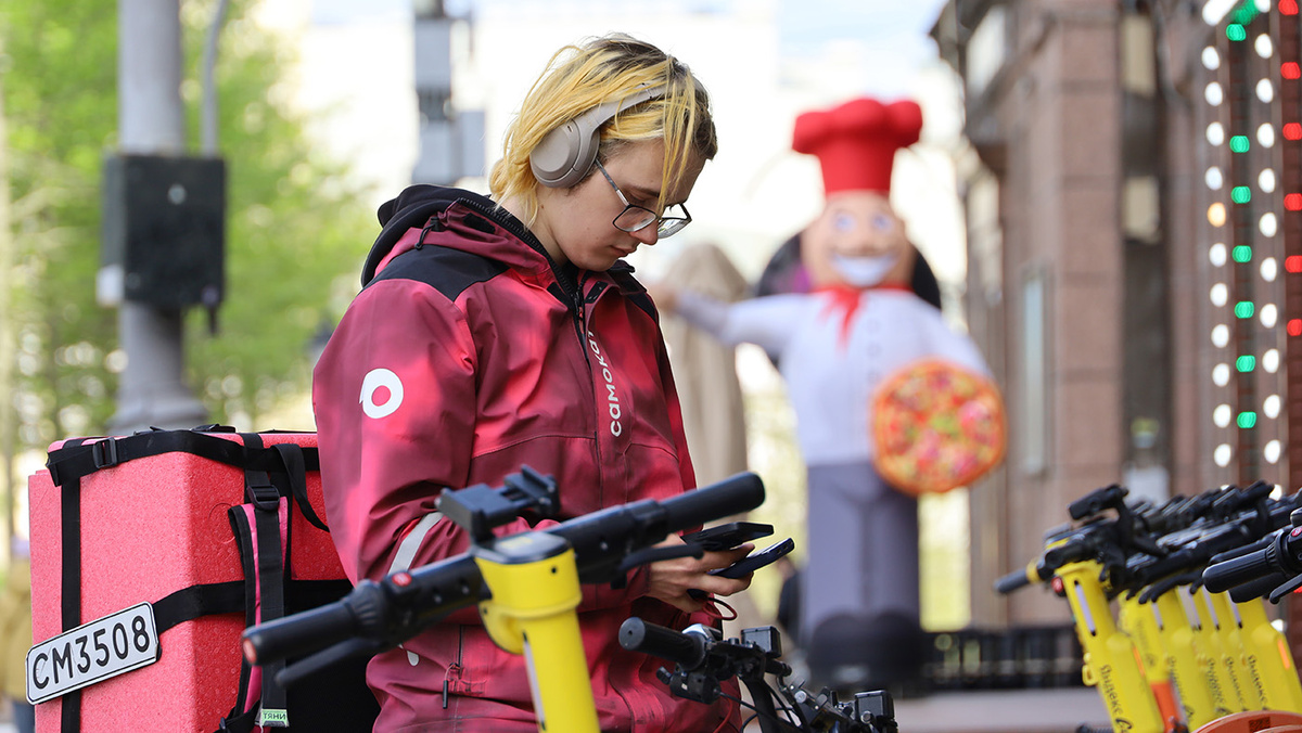   Россия. Москва. Курьер службы доставки на Тверской улице. Олег Елков/ТАСС