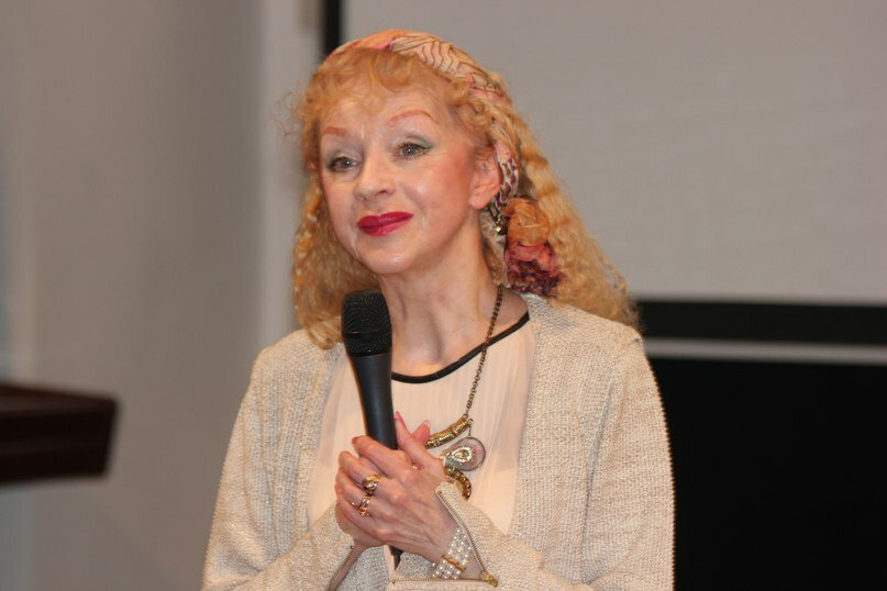 "Мне было всего 15 лет, поэтому со мной на съёмках была мама, которая отогревала меня горячим кофе из термоса. Но бытовые трудности и холод воспринимала как данность. Я попала в сказку, вот что было главное! И произошло это совершенно случайно. Меня попросили выступить на ледовом празднике с красивым номером «Умирающий лебедь», а Александр Роу увидел меня по телевизору и пригласил на пробы. Правда, когда в финал вышла вместе с Надеждой Румянцевой, поняла: шансов никаких. Кто я такая? Юная балерина, актёрского опыта нет да ещё пищу, словно мышь. Александр Роу настоял на моей кандидатуре, но сказал гримёрам: «Сделайте с ней что-нибудь, а то она выглядит совсем как ребёнок». Глаза мне накрасили синими тенями, губы сделали ярко-алыми, а для зимних сцен создавали белоснежные ресницы. Роль инея играл клей, которым обычно клеили усы и бороды актёрам. До сих пор с ужасом вспоминаю, как сдирала его с ресниц." https://citaty.info/quote/666081