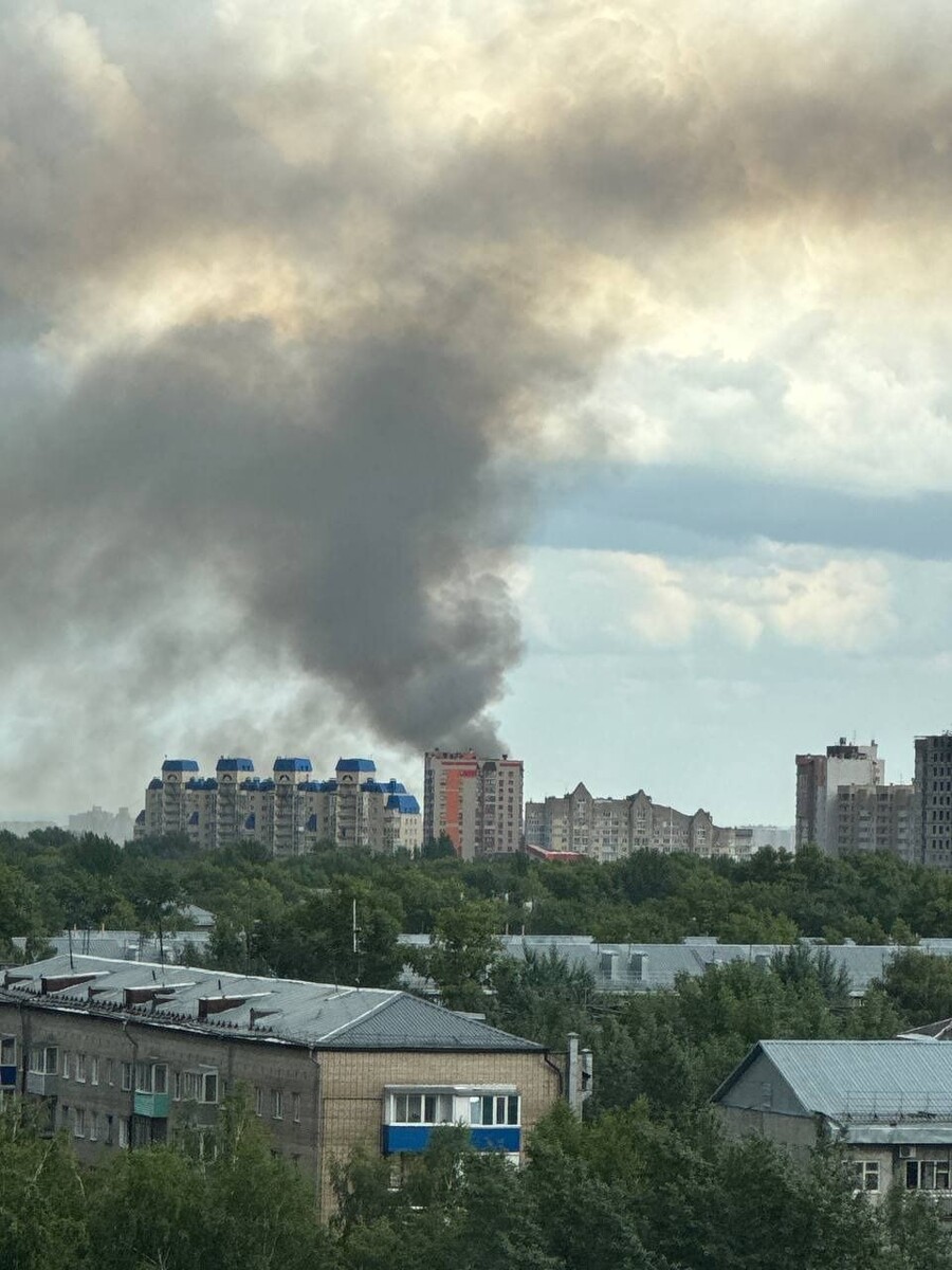    Хозяйственные постройки загорелись в Барнауле. Источник: "В курсе 22"