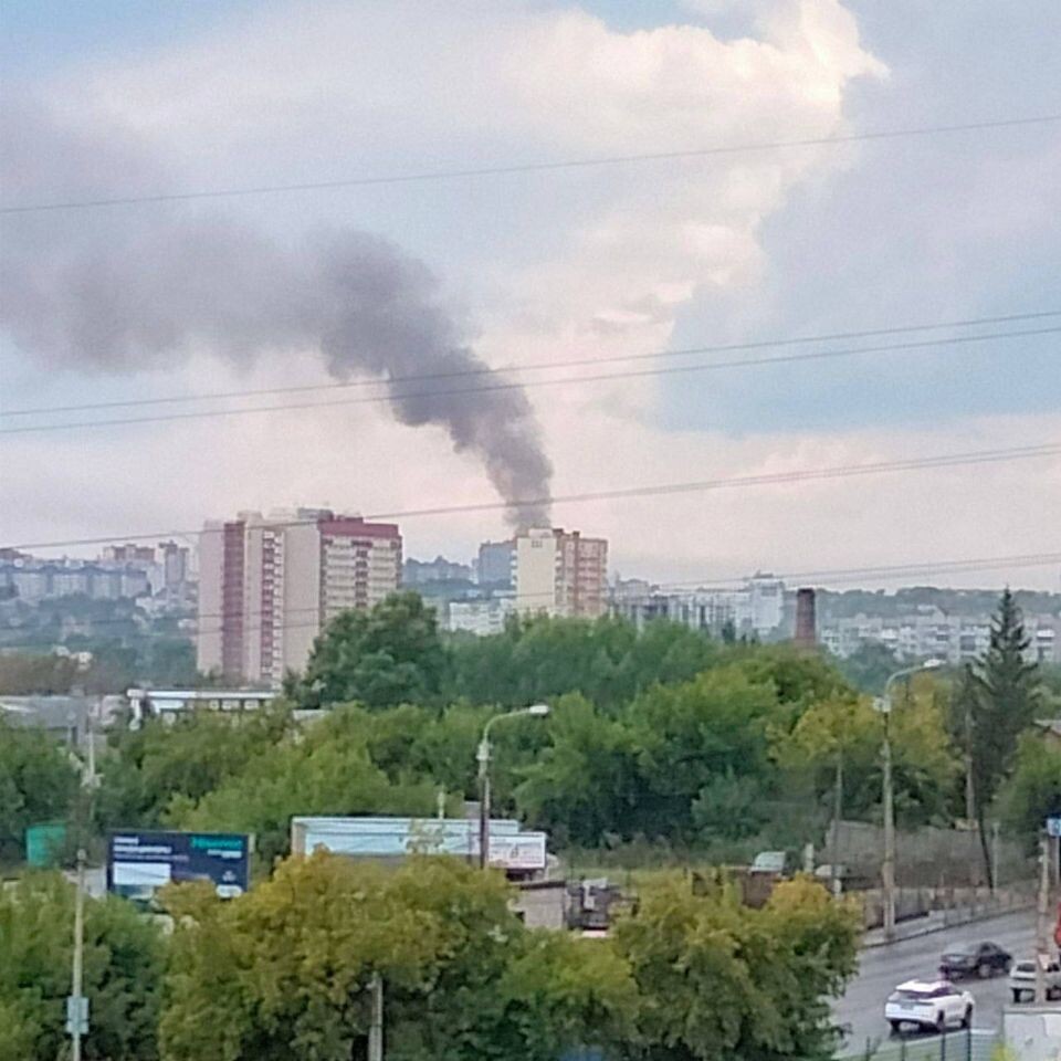    Хозяйственные постройки загорелись в Барнауле. Источник: "В курсе 22"