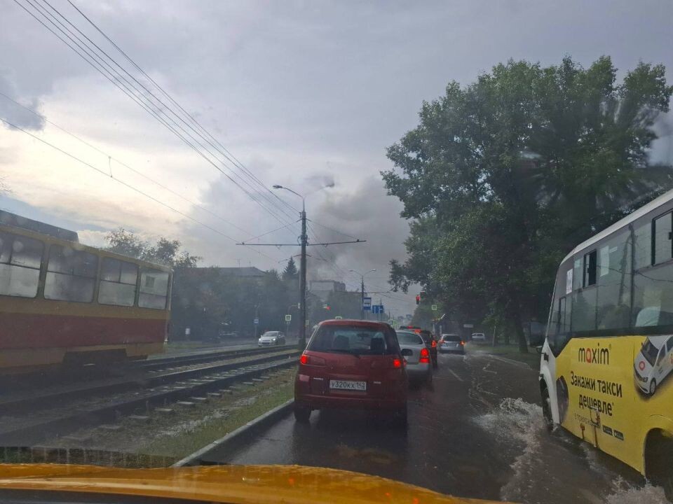    Хозяйственные постройки загорелись в Барнауле. Источник: "В курсе 22"