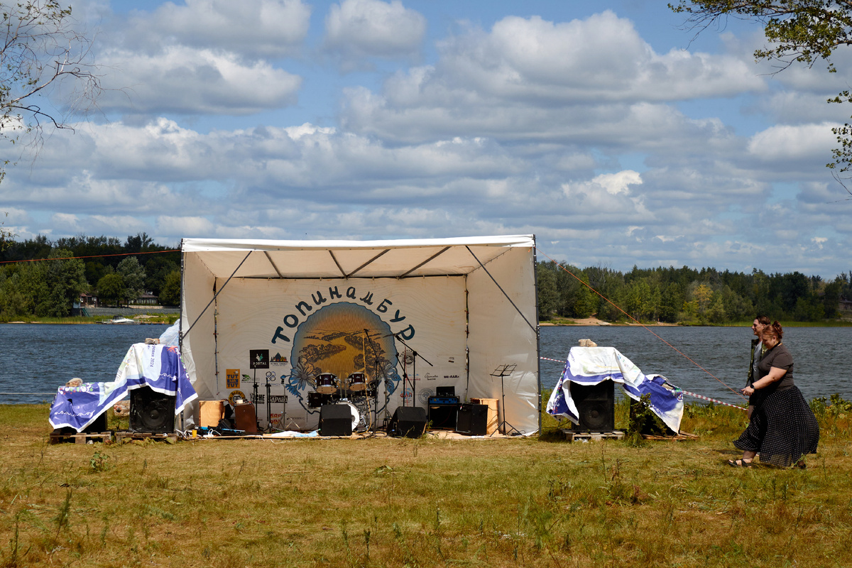 Главная сцена фестиваля Топинамбур