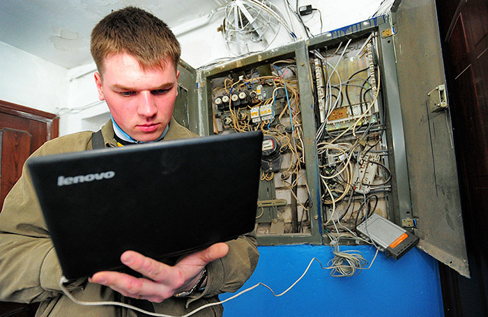    Работа специалиста по монтажу и обслуживанию оптоволоконных линий для интернета и цифрового телевидения в многоквартирном доме.Владимир Смирнов/ТАСС