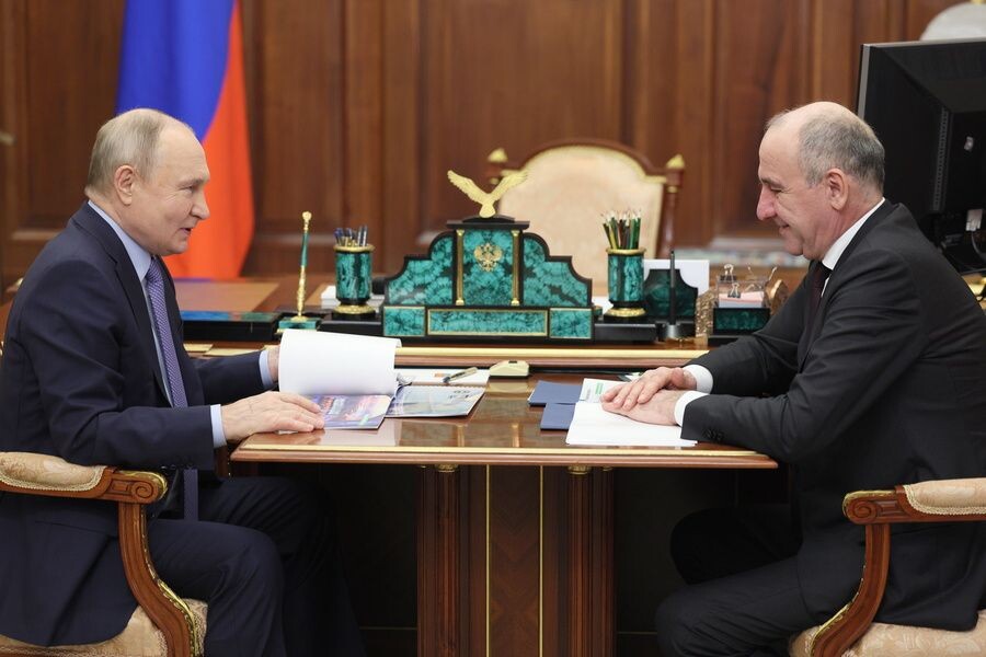    Президент РФ Владимир Путин и глава Карачаево-Черкесской республики Рашид Темрезов / Источник: © Александр Казаков/ТАСС