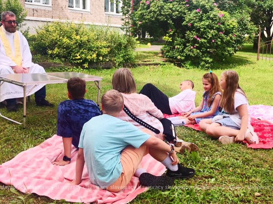     Слова – не просто звуки: как в копыльском костеле объясняют детям простые истины