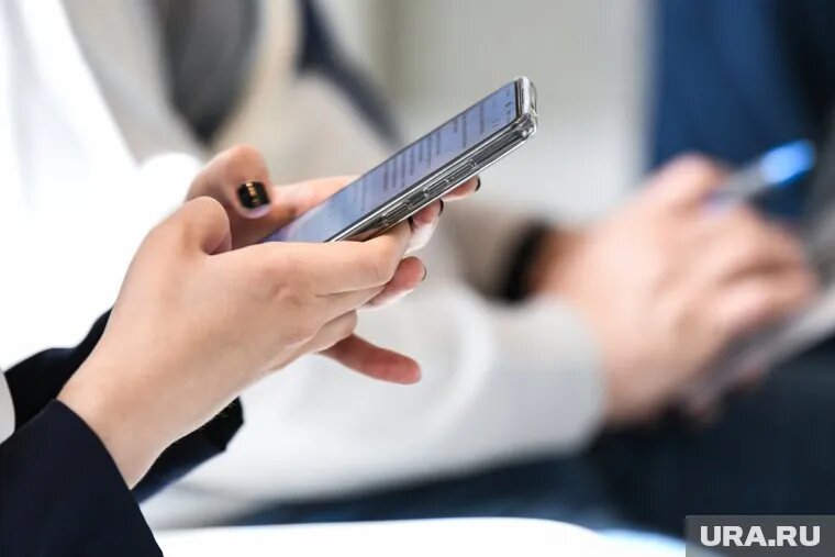 Тюменцы не могут вызвать такси и написать друг другу в мессенджерах. Фото: Владимир Жабриков © URA.RU