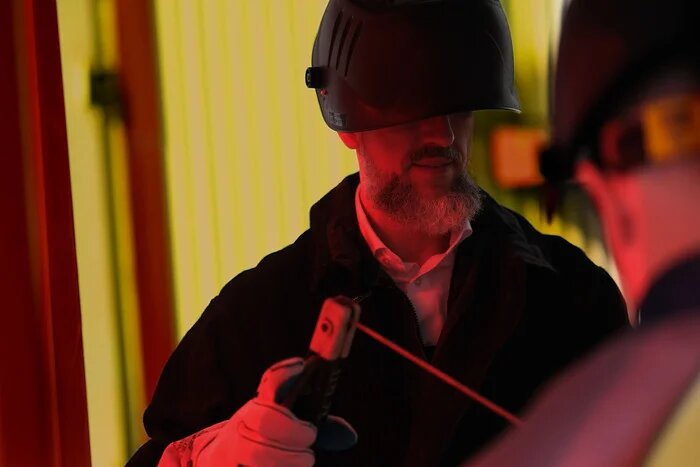 Директор варит