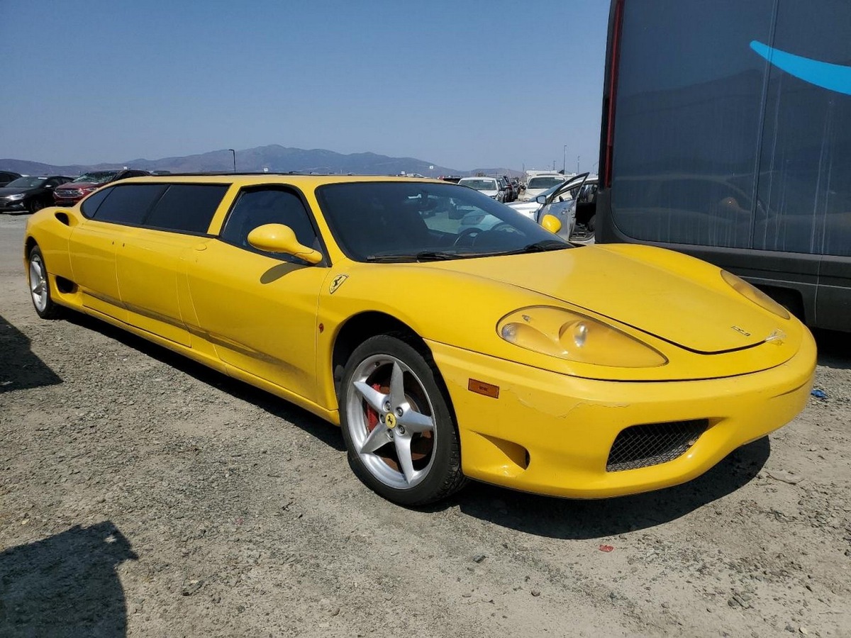    Лимузин на базе Ferrari с трудом помещается в кадр