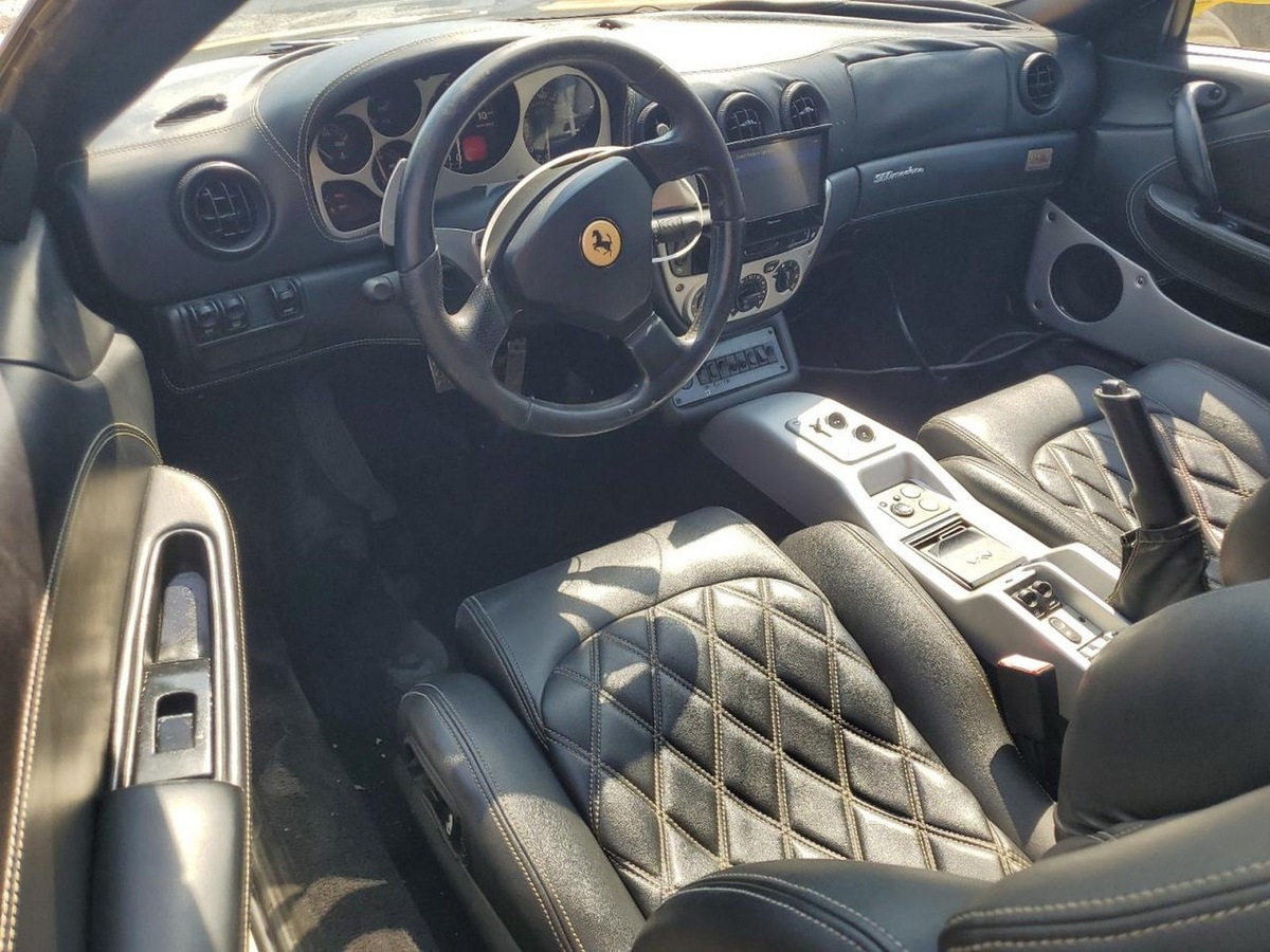    Передняя часть салона с водительским рабочим местом. Казалось бы, обычный Ferrari...