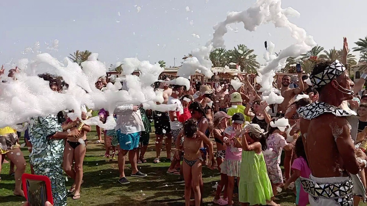 Пенная вечеринка в отеле. На таких анимациях могут участвовать туристы всех трех отелей Amphoras