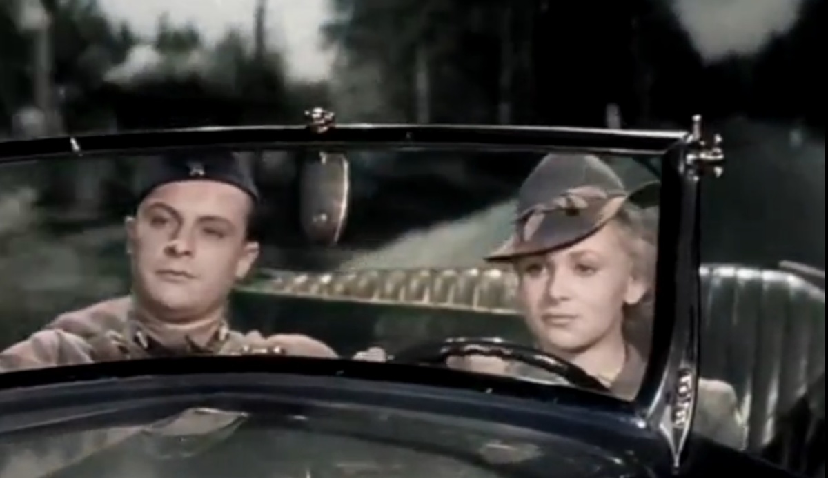 Скриншот автора. Фильм "Сердца четырёх"(1941). Техника в женских руках бывает капризной.