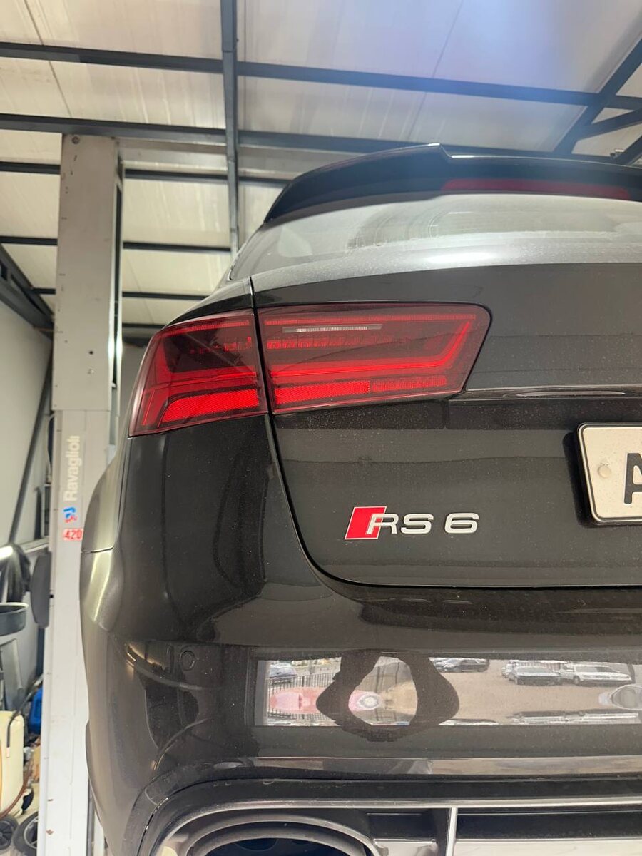 Audi RS6 на подьемнике в астосервисе R-VAG. Диагностика и ремонт подвески