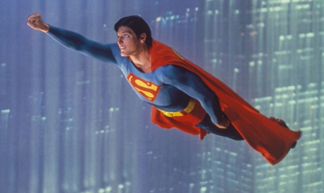 А Серёга натянул красные трусы, но так и не начал летать среди небоскрёбов)