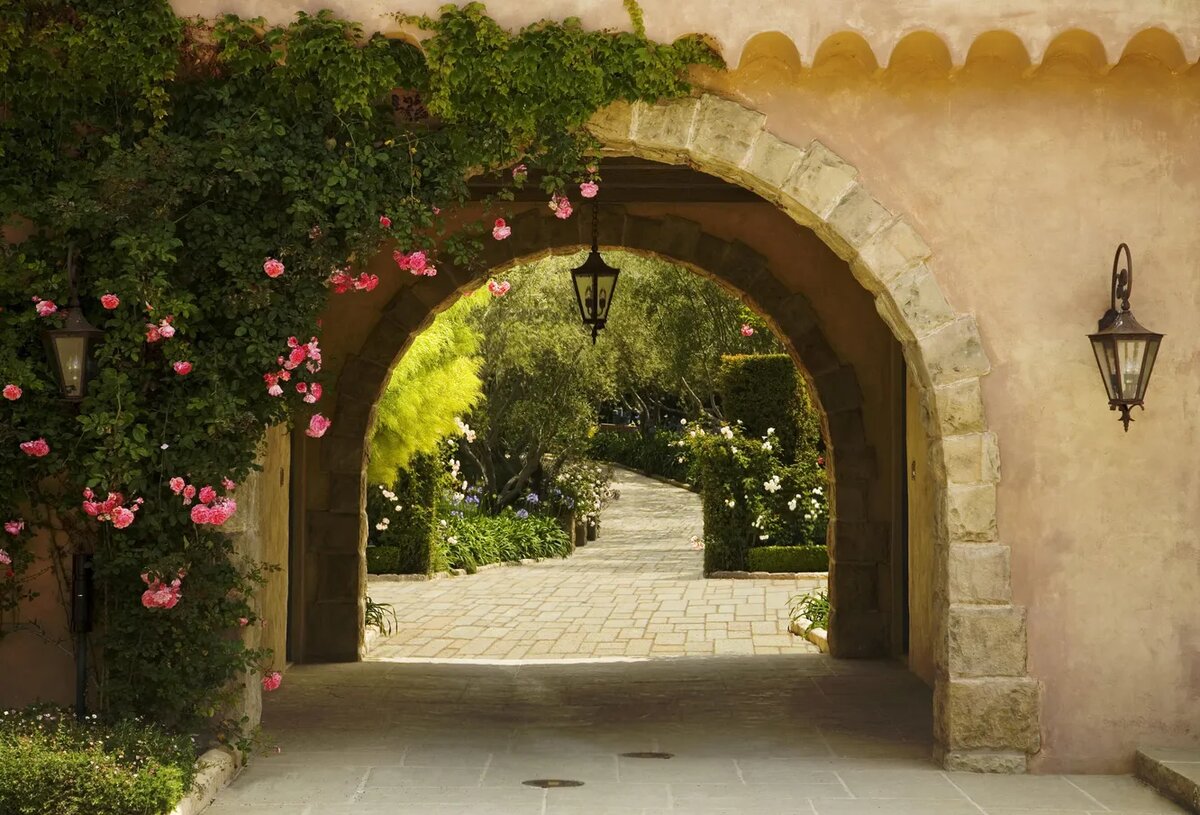 Вход в резиденцию "Великого герцогства Монтеситского"... Источник фото: novochag.ru