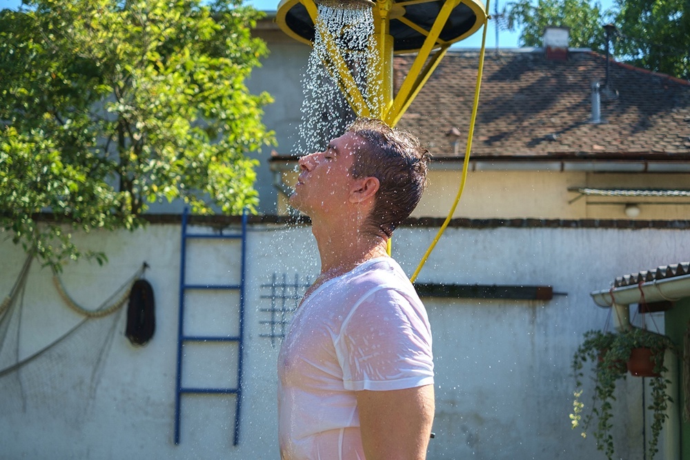    Дачный душ освежает в жару и помогает снять усталость после физической работы. / Фото: iStock