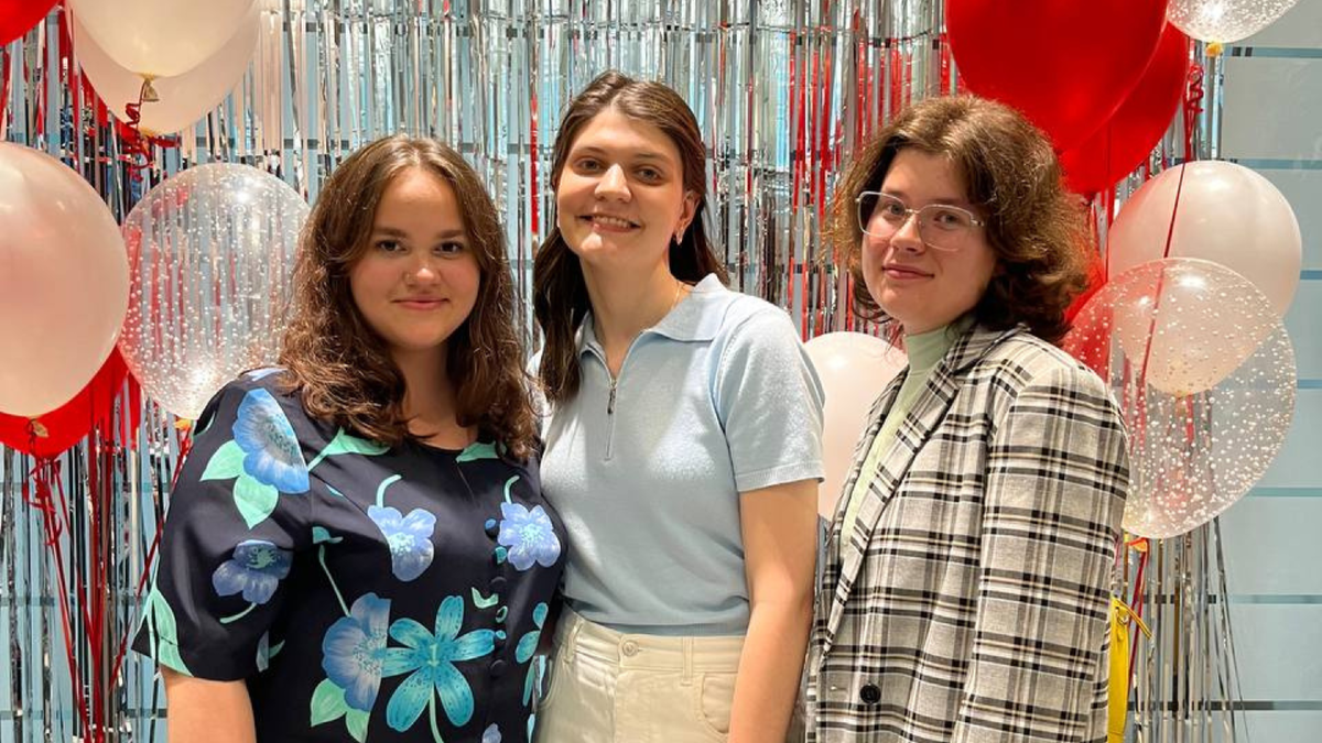 Елизавета слева ❤️