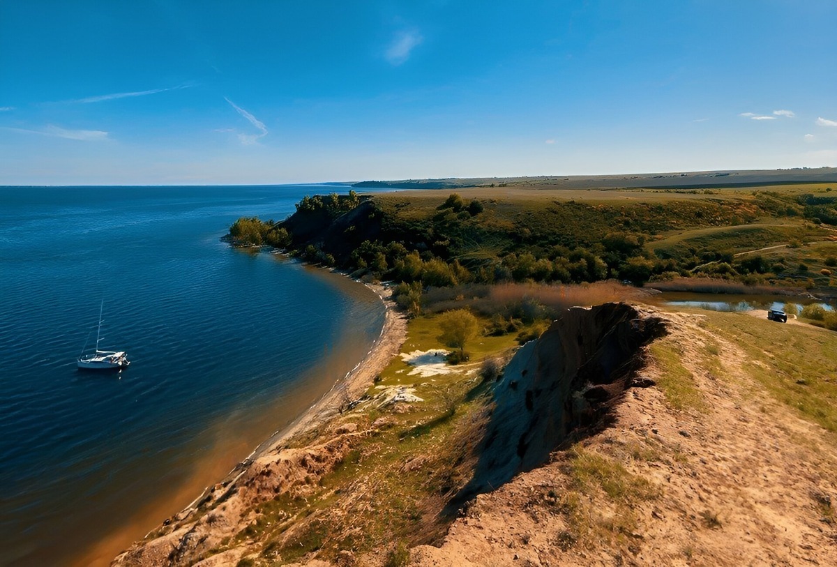 На участке нет инфраструктуры — это природная зона, поэтому отдых здесь подойдёт тем, кто готов к палатке и костру. Фото: Алёна Санинская