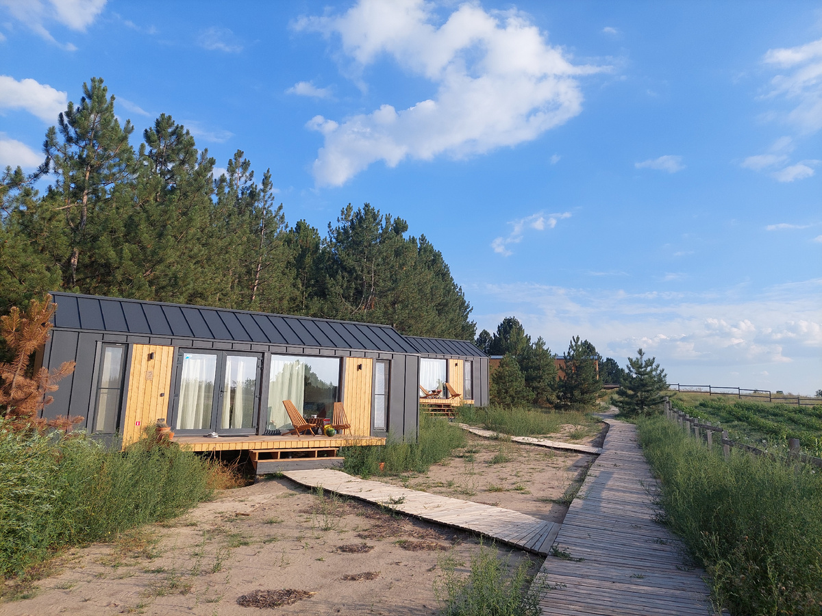 В глэмпинге есть два вида домиков: дачи (фото 1) и тенты (фото 2). Листайте галерею