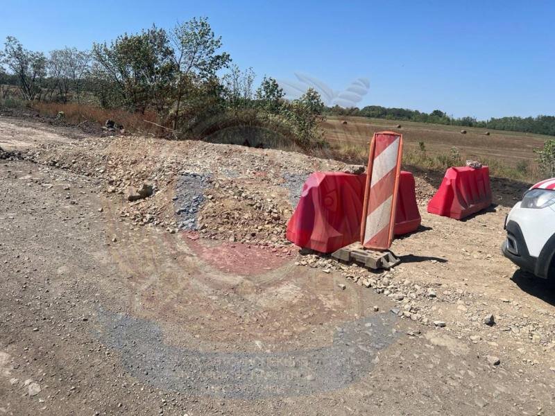 Насыпь, в которую врезался мотоциклист | Фото: УГИБДД