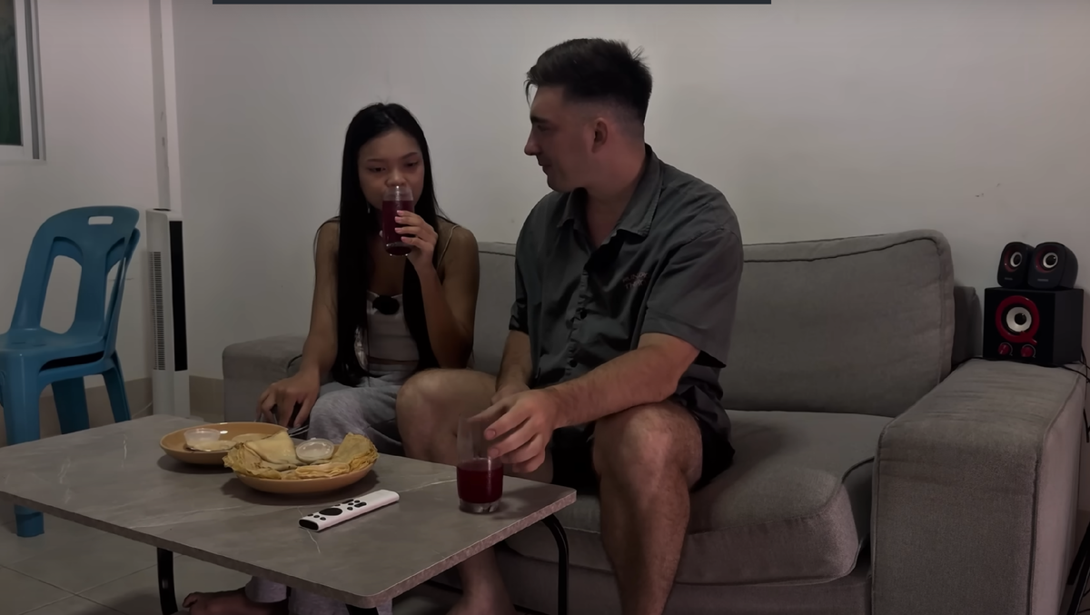 Пробуем сырники и блины с моей тайской девушкой (стоп-кадр из видео на Youtube)