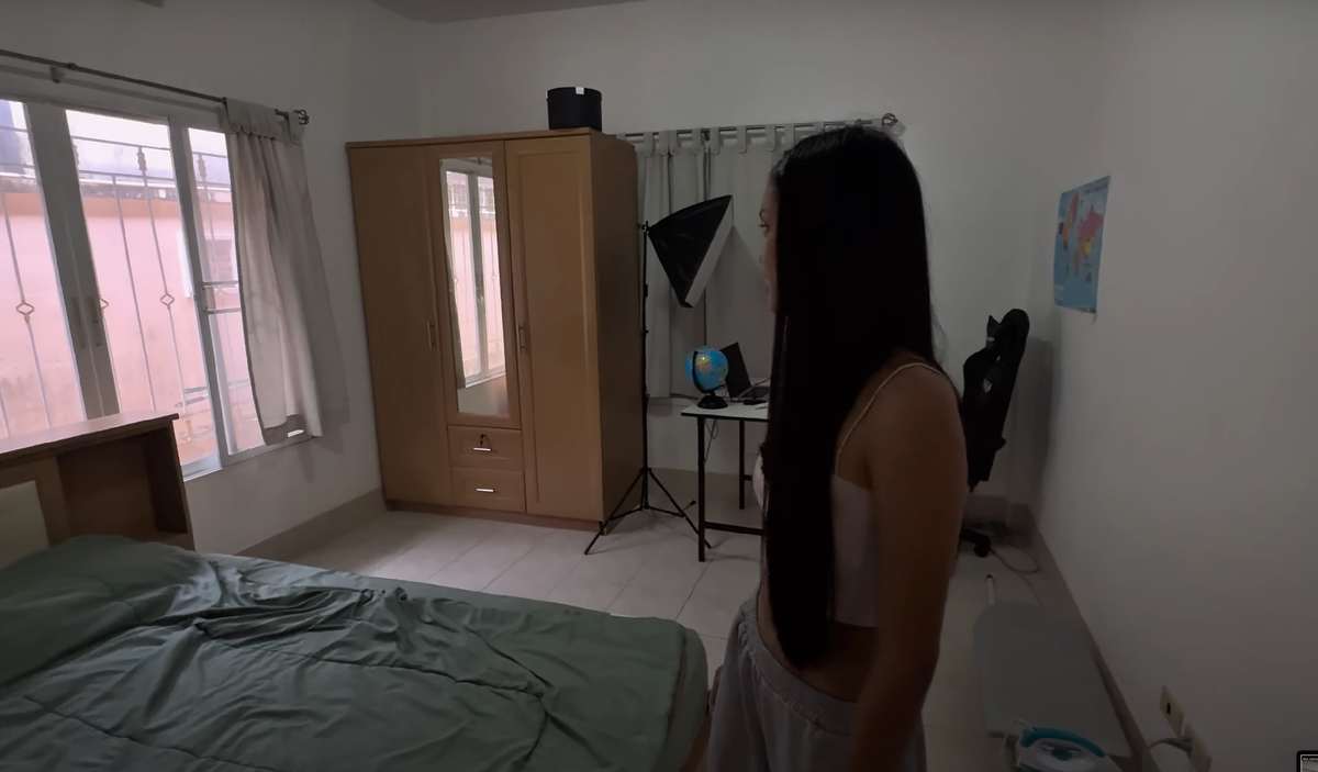 Моя девушка в одной из спален (стоп-кадр из видео на Youtube)