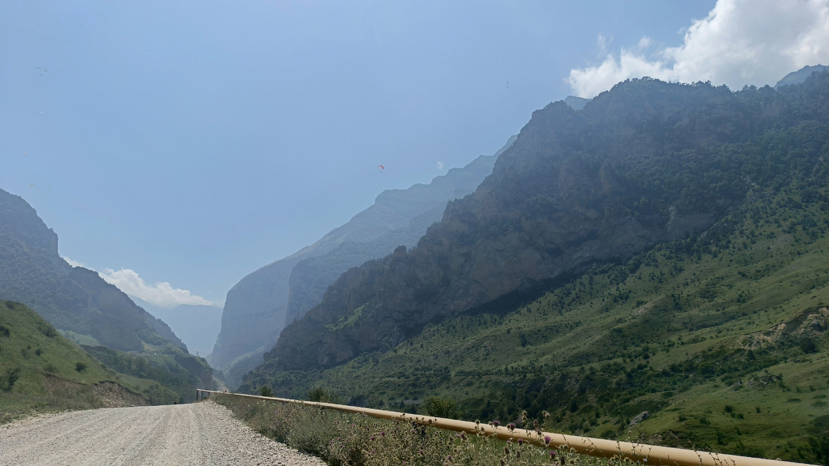 Дорога к аулу Эльтюбю. Июль 2025. Фото автора из окна автомобиля.