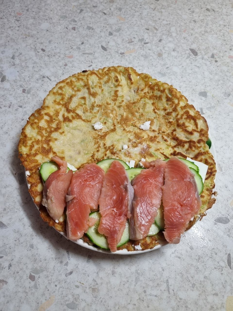 Тортилья из кабачка с начинкой из брынзы, свежего огурца и малосольной кеты