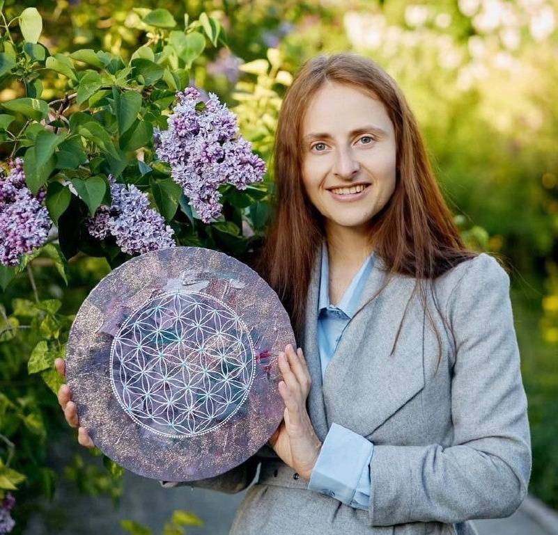 Валерия Бондаренко и цветок жизни (символ сакральной геометрии).