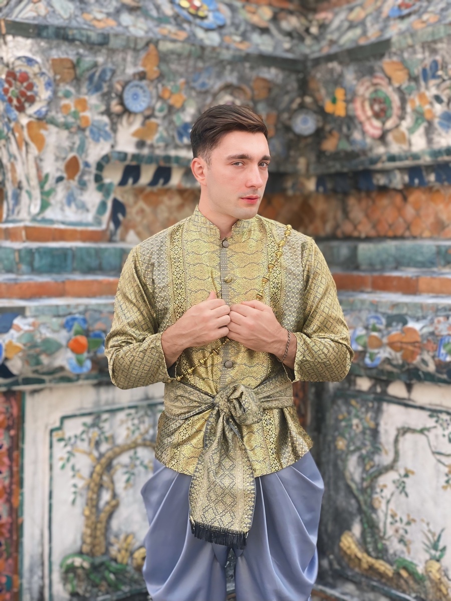 Я в традиционной тайской одежде. Могу хоть каждый день надевать, но все равно для всех буду чужим:)