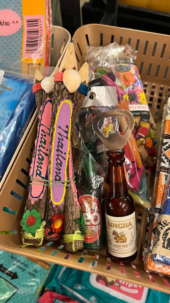 Магнит-открывашка в виде бутылки пива на рынке