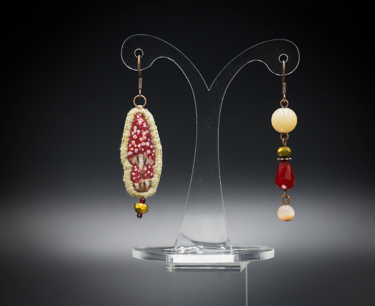 Ручная роспись мухоморов акрилом