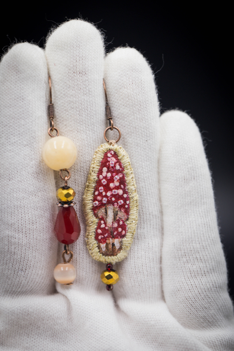 Ассиметричные серьги с желтым нефритом росписью мухоморы 