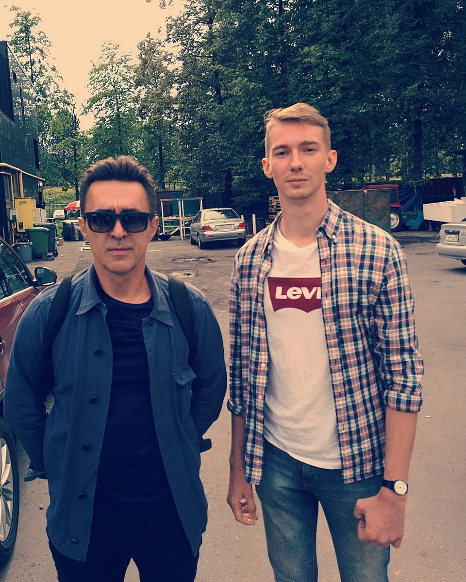 "— А Бутусов как связан с группой?
— Вячеслав Геннадьевич еще до рождения группы в 2011 году послушал мои песни, сыгранные под гитару на диктофон. Ответ был тогда лаконичным, ёмким и мотивирующим: "Песни звучат, есть хороший потенциал". Тогда эти слова буквально вскружили голову, и дали большой толчок к тому, чтобы наращивать звук на песнях, сначала начав играть с гитаристом, а потом собрав "банду". И, конечно, больше писать, писать, писать.." (со оф. страницы группы)