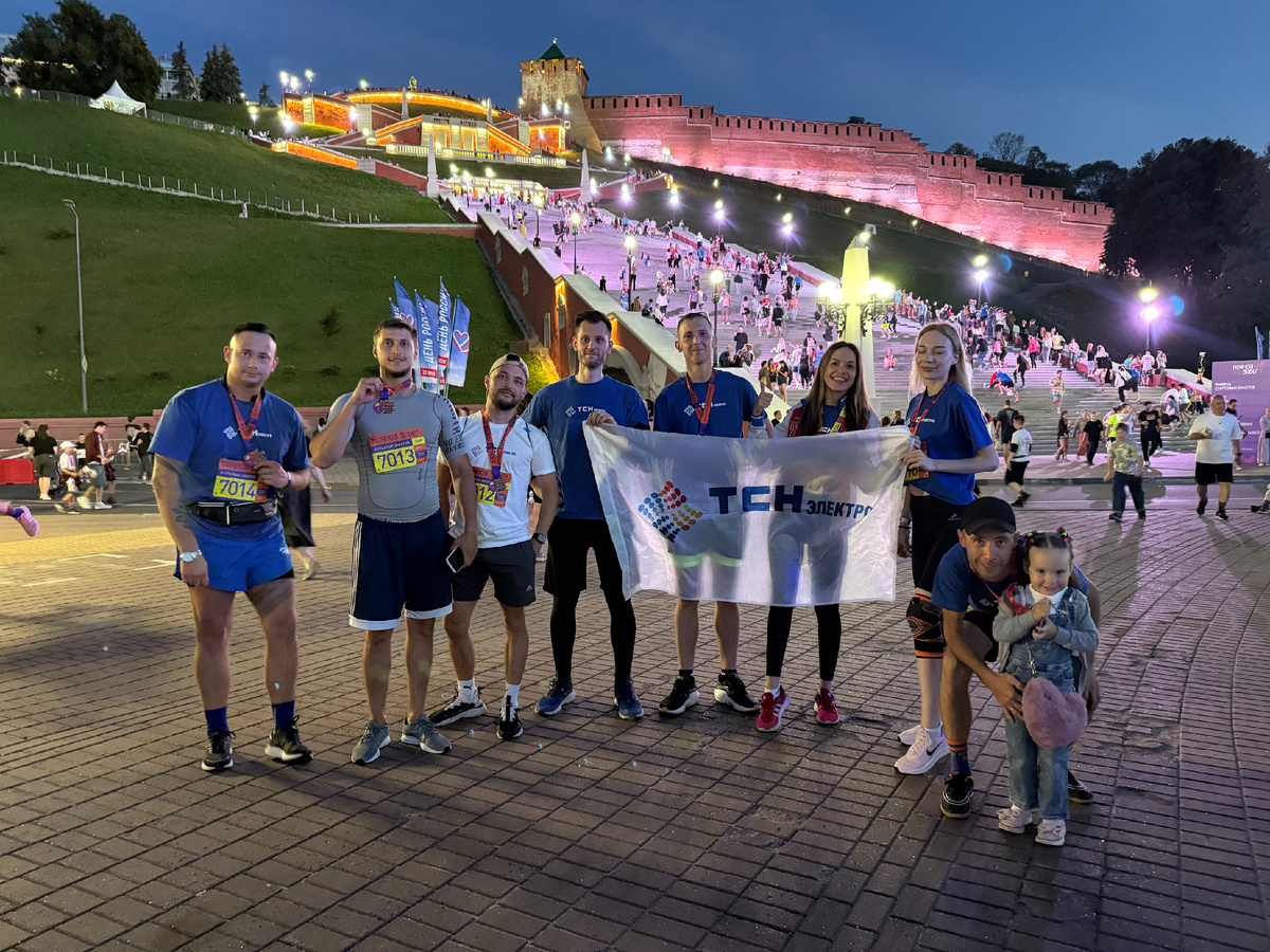 Команда «ТСН-электро» на фоне Чкаловской лестницы на Ночном забеге